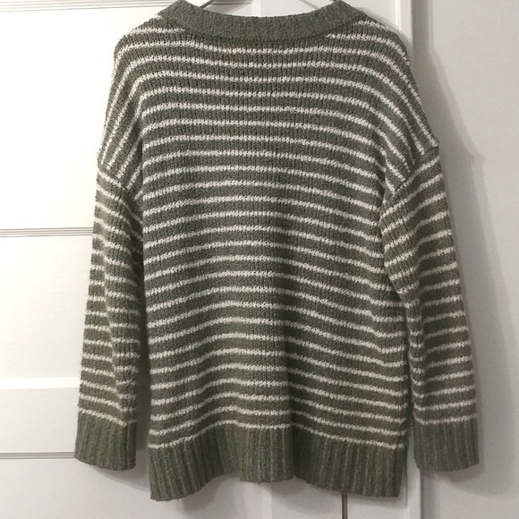 American Eagle Outfitters Jegging Fit Sweater. M - Picture 4 of 7